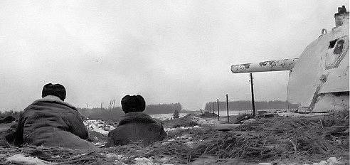 Tank T-34 na vzdálených přístupech k hlavnímu městu ve oblasti Volokolamské silnice, západní fronta. Listopad 1941
