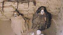 Dvě mumie lidí kultury Nazca, pravděpodobně jde o ostatky muže a ženy