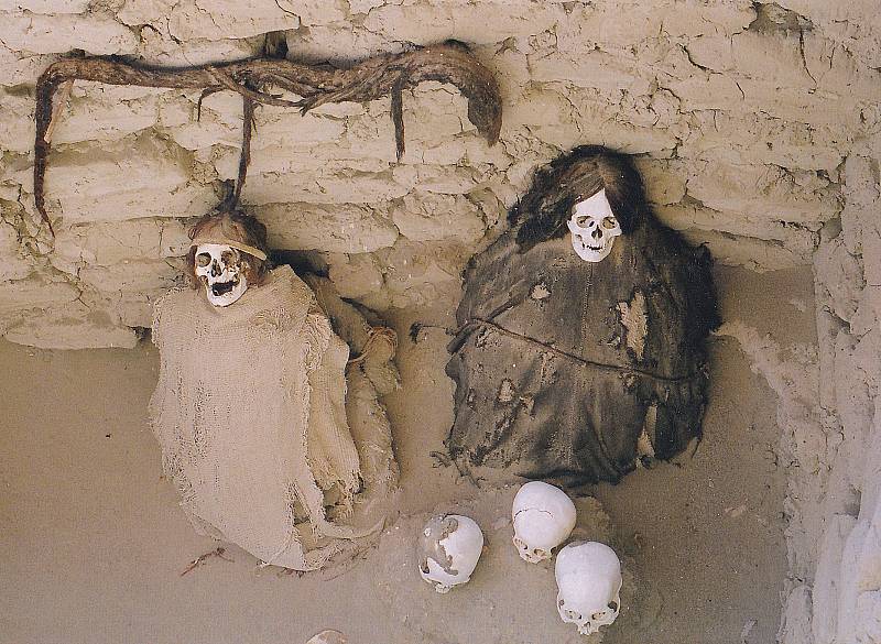 Dvě mumie lidí kultury Nazca, pravděpodobně jde o ostatky muže a ženy