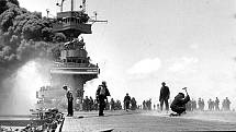 Potopení letadlové lodi USS Yorktown v roce 1942. Vrak tohoto plavidla objevil v roce 1998 oceánograf Robert Ballard.