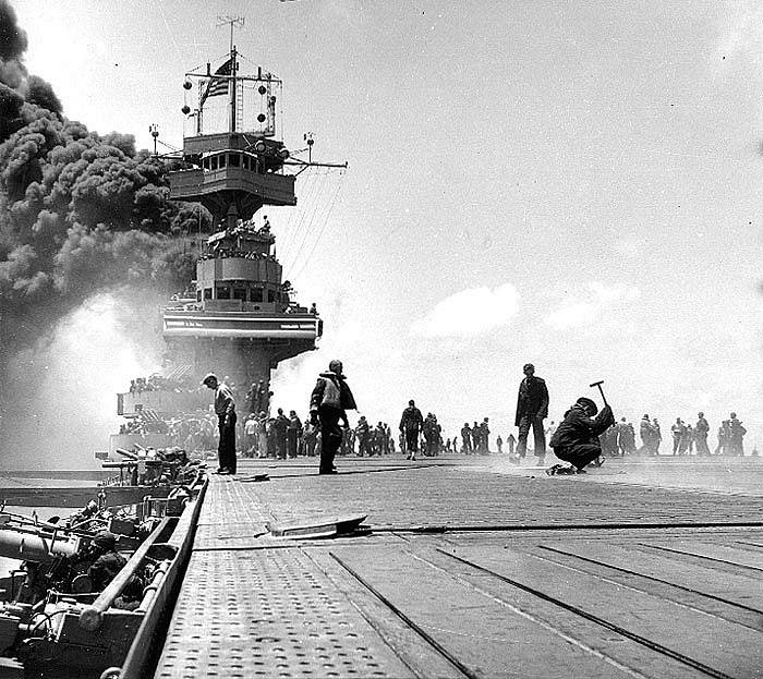 Potopení letadlové lodi USS Yorktown v roce 1942. Vrak tohoto plavidla objevil v roce 1998 oceánograf Robert Ballard.