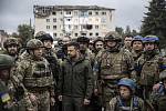 Ukrajinský prezident Volodymyr Zelenskyj při slavnostním vyvěšení vlajky v Izjumu poté, co ukrajinské síly převzaly kontrolu nad městem od ruských sil