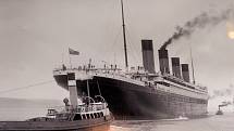 Titanic vyplouvá 10. dubna 1912 na svou první a zároveň i poslední plavbu. Do katastrofy zbývají dva dny.