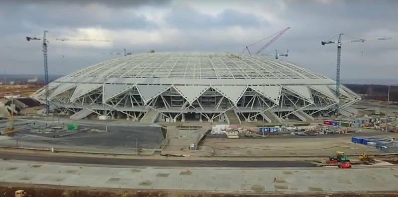 Samara Arena (Samara, 44 918 diváků). Koncept arény se opírá především o téma vesmíru jako pocta tradičnímu „odvětví“ tohoto regionu. Dodnes se zde vyrábějí kosmické rakety. Designem má stadion připomínat skleněný dóm. Domácí tu sehrají zápas s Uruguayí.