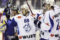 Hokejisté Minsku (zleva Chris Chupris, Denis Košetkov a Richard Lintner) oslavují gól ve finále Sprenglerova poháru.