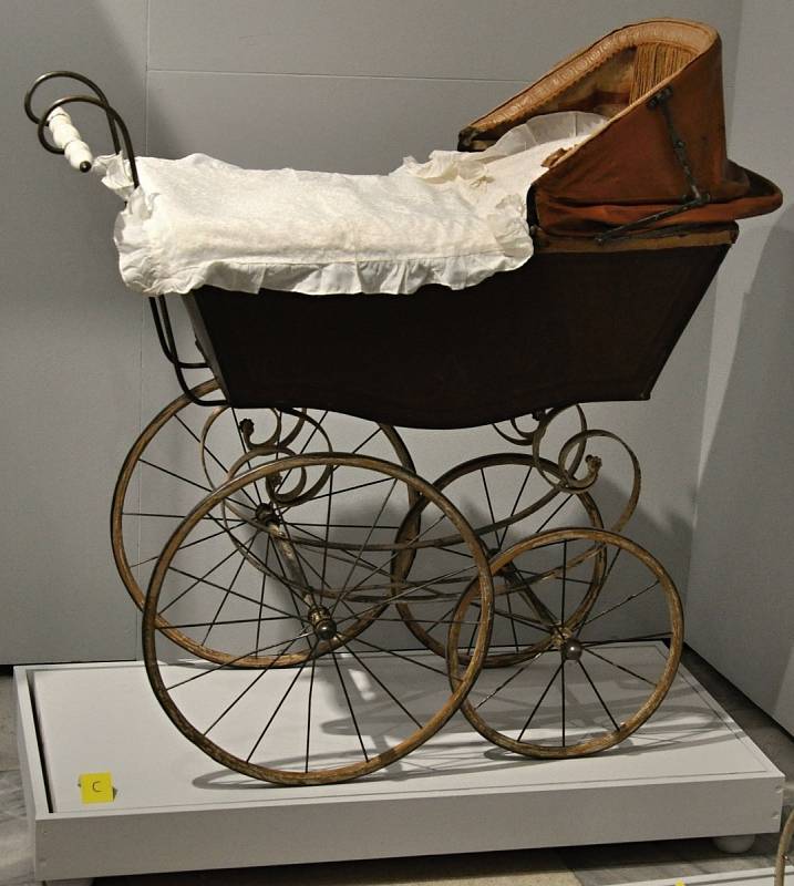 Na snímcích jsou kočárky z let 1880–1980, které byly k vidění také na výstavě Ivany Spitzer Ostřanské v Muzeu regionu Valašsko.