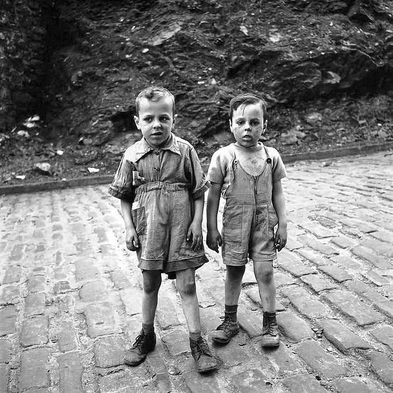 Vzácná fotografie malého Al Capona (vpravo) ve společnosti jeho bratra. Snímek pochází asi z roku 1904