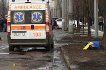 Při výbuchu během pochodu míru ve východoukrajinském městě Charkov dnes zahynuli tři lidé a další deset utrpělo zranění. 