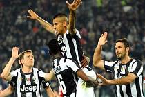 Arturo Vidal z Juventusu Turín (uprostřed) rozhodl šlágr proti AC Milán.