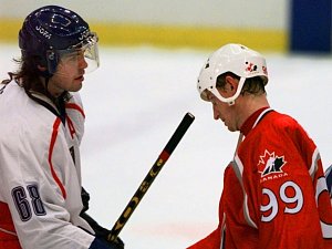 Jaromír Jágr (vlevo) a Wayne Gretzky po vítězství České republiky nad Kanadou na OH v Naganu.