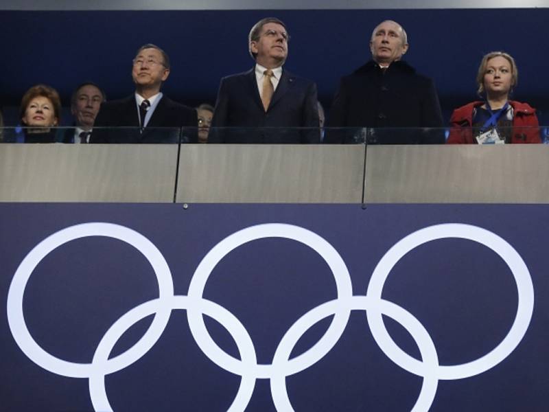 Ruský president Vladmir Putin (druhý zprava) a předseda Mezinárodního olympijského výboru Thomas Bach (uprostřed) na slavnostním zahájení OH v Soči.