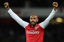 Legenda Arsenalu Thierry Henry se raduje z gólu.