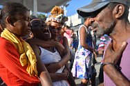 Žena truchlí poté, co objevila tělo příbuzného na ulici v Port-au-Prince, Haiti, 18. března 2024.