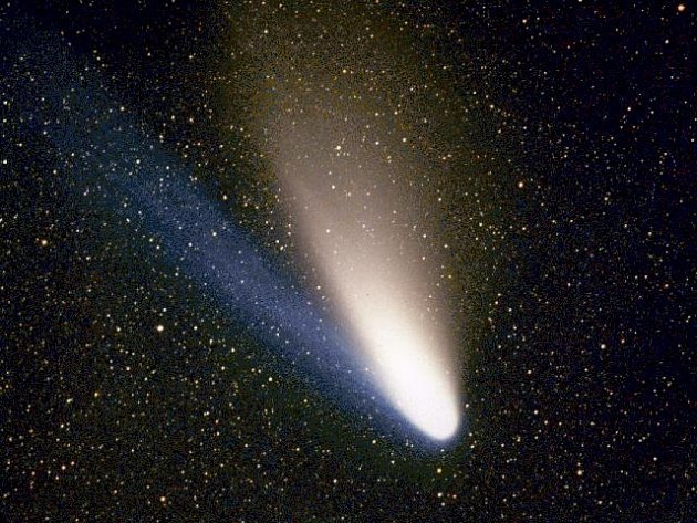Haleova-Boppova kometa dne 11. března 1997. Jedna z nejjasnějších komet posledních staletí předvedla úchvatnou světelnou show, stoupence kultu Heaven's Gate však její záře bohužel inspirovala ke spáchání hromadné sebevraždy