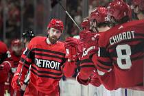 Hokejista Detroitu se raduje se spoluhráči ze svého gólu, který vstřelil v NHL Vancouveru 11. února 2023.