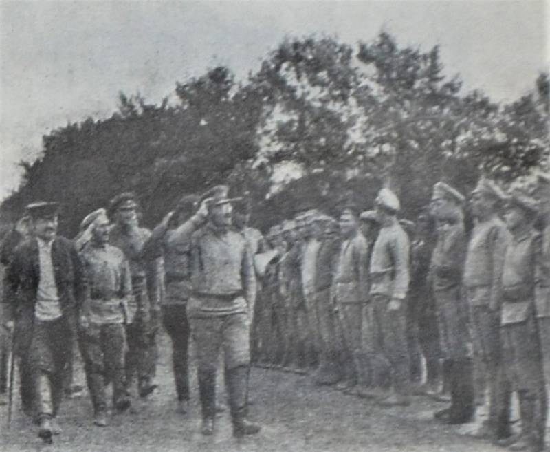 Michail Kalinin a Lev Trockij zdraví Rudou armádu u příležitosti jejího vpádu do Polska v roce 1920
