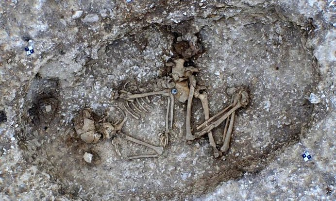 Kostra asi dvacetileté mladé ženy, která byla pohřbena nedaleko Stonehenge