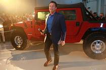 Arnold Schwarzenegger a jeho nový elektrický Hummer H1.