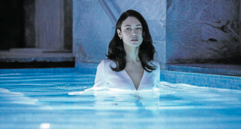 Nasát hrdinku. Bond Girl Olga Kurylenko se jako členka překladatelského týmu noří do vody, aby se lépe vcítila do tajuplného příběhu.