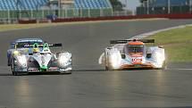 Le Mans Series v Silverstone - Lola Aston Martin posádky Enge, Charouz, Mücke předjíždí rivaly v boji o titul, vůz Pescarolo.