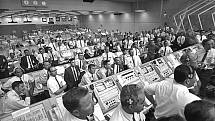 Členové Kennedyho vesmírného střediska vstávají krátce po startu Apolla 11 ze svých míst v řídícím centru letu