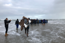 Na nizozemských plážích se válí desítky předmětů.