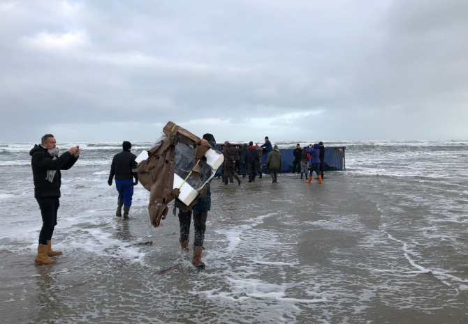 Na nizozemských plážích se válí desítky předmětů.