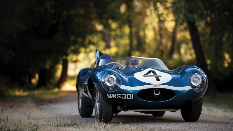 8. Jaguar D-Type z roku 1955. Kromě designu tento Angličan zaujme i vítězstvím na Le Mans v roce 1956. Rodokmen má tedy perfektní. Na rovinkách dosahoval rychlosti až 250 km/h a nový majitel za něj dal 21,8 milionu dolarů (asi 497 milionů korun).