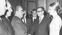 Brežněv se zdraví s íránským šáhem Muhammadem Rezá Šáhem Pahlavím v roce 1970 v Moskvě, vpravo přihlíží královna Farah