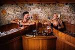 Pivní lázeň probíhá ve vířivých kádích a je založena na koupeli v přírodních extraktech, ze kterých se vaří české pivo - čili chmel, pivovarské kvasnice a slad. Karlovy Vary.