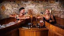 Pivní lázeň probíhá ve vířivých kádích a je založena na koupeli v přírodních extraktech, ze kterých se vaří české pivo - čili chmel, pivovarské kvasnice a slad. Karlovy Vary.