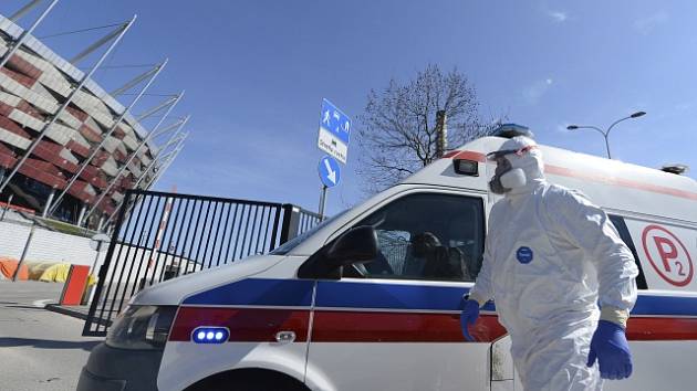  Situace v nemocnicích je vážná, lůžka jsou obsazená, ventilátory docházejí. Média popsala případy, kdy sanitky dlouhé hodiny čekaly před nemocnicemi na uvolnění místa pro nakaženého v těžkém stavu.