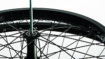 Design i vášeň. Ondřej Elfmark, designér, architekt a milovník cyklistiky dostal kolo i do svého konceptu Riminiscent Lamp
