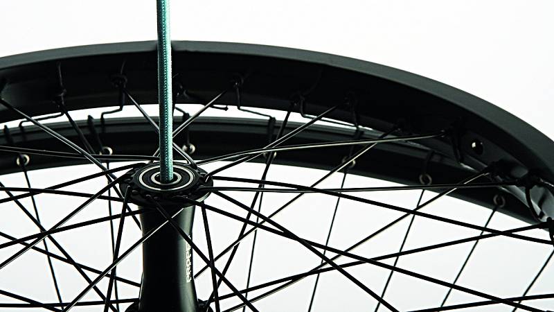 Design i vášeň. Ondřej Elfmark, designér, architekt a milovník cyklistiky dostal kolo i do svého konceptu Riminiscent Lamp