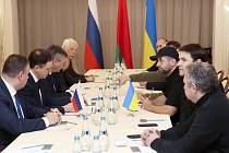 Jednání ruské (vlevo) a ukrajinské delegace v Bělorusku, 28. února 2022