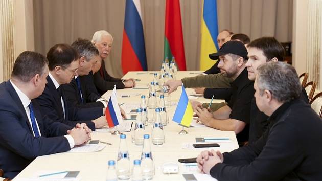 Jednání ruské (vlevo) a ukrajinské delegace v Bělorusku, 28. února 2022
