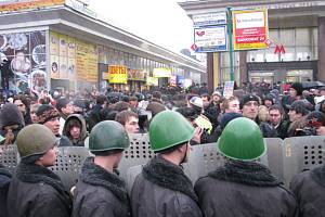 Hradba policistů z OMON a protestující.