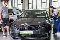 Vybírání vozu v showroomu Škoda Plus