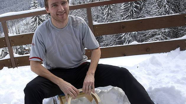 Vladimír Šmicer pózuje na sáňkách.