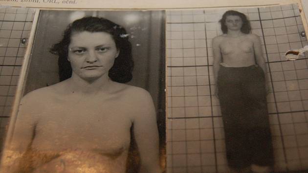Snímky ze soudního spisu, Marie Fikáčková tam vyšetřovatelům předvádí, jak vraždila novorozence.