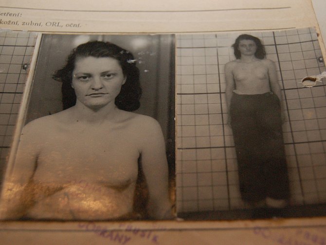 Snímky ze soudního spisu, Marie Fikáčková tam vyšetřovatelům předvádí, jak vraždila novorozence.