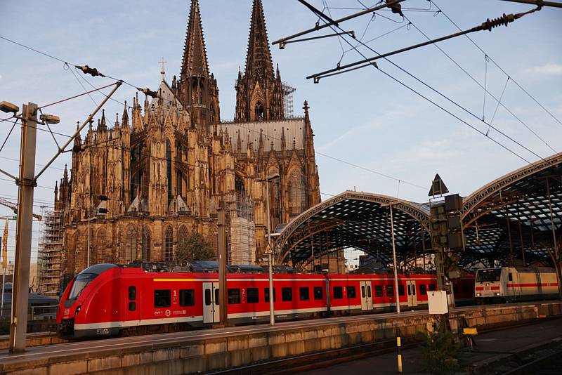 Regionální vlaková souprava vyjíždí z nádraží v Kolíně nad Rýnem, 25. srpna 2021
