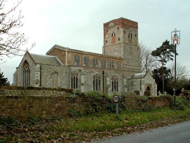 Kostel svaté Marie v Erwartonu v hrabství Suffolk. Jedna z legend praví, že zde jistou dobu odpočívalo vyřízlé srdce popravené Anny Boleynové.