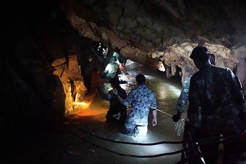 Záchrana chlapců v zatopené thajské jeskyni
