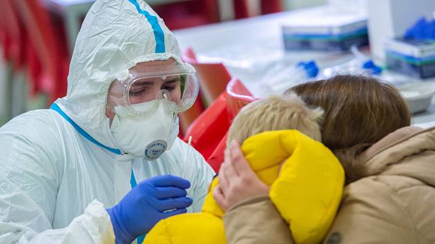 Zdravotnice z Krajské nemocnice Liberec odebírá vzorek v mateřské škole v Žandově na Českolipsku, kde se konalo hromadné testování dětí na covid-19
