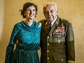 Brigádní generál Miloslav Masopust s manželkou. Zdroj: http://www.denik.cz/z_domova/na-setkani-veteranu-dorazil-i-novomanzel-je-mu-91-let-20151217.html