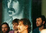 Frank Zappa v Praze v roce 1990. Bohumil „Bohouš“ Jůza, prezident jeho fanklubu, je druhý zleva.