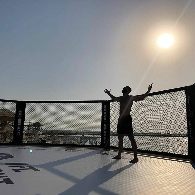 V červenci 2020 se vydal Jiří Procházka do Dubaje ke svému prvnímu UFC zápasu, v němž porazil Švýcara Volkana Oezdemira, který byl v době zápasu veden na 7. místě světového žebříčku polotěžké váhy. 