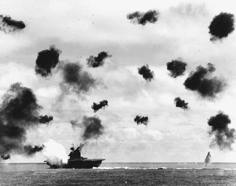 Potopení letadlové lodi USS Yorktown v roce 1942. Vrak tohoto plavidla objevil v roce 1998 oceánograf Robert Ballard.