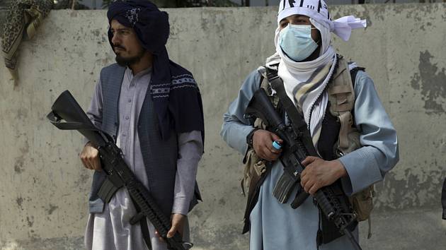 Bojovníci Tálibánu v Kábulu - Bojovníci Tálibánu hlídkují před prezidentským palácem v Kábulu.